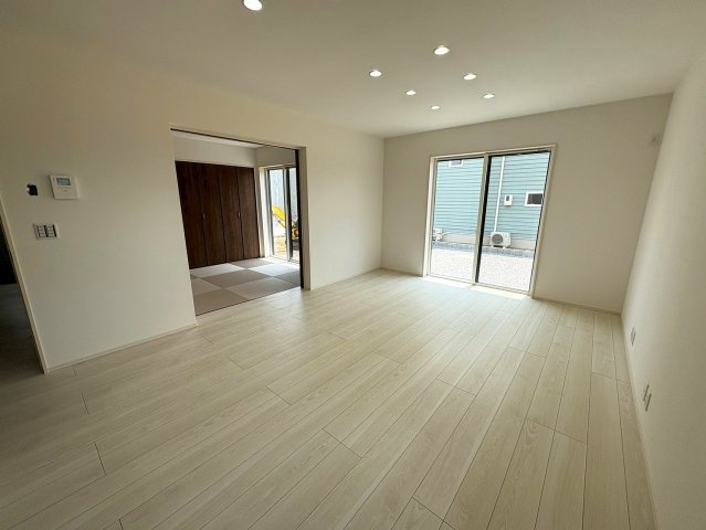 和室と続き間になっているので、仕切り戸を開け放つことで開放感のあるリビングが楽しめます。