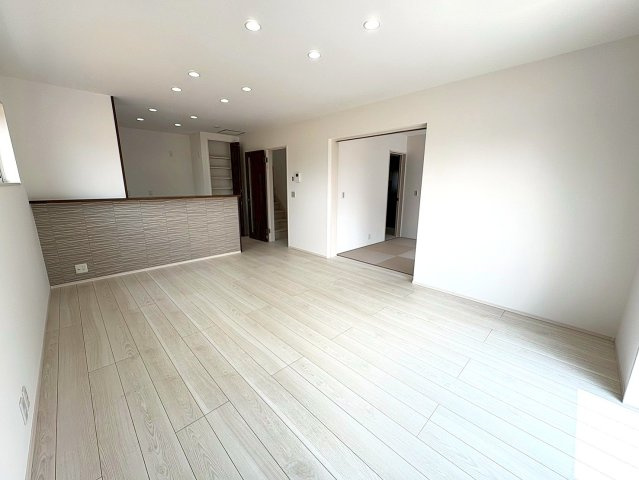 キッチンカウンター下にアクセントクロスを採用。和室とも調和するモダン柄で、上品で高級感のある印象に仕上げました。
