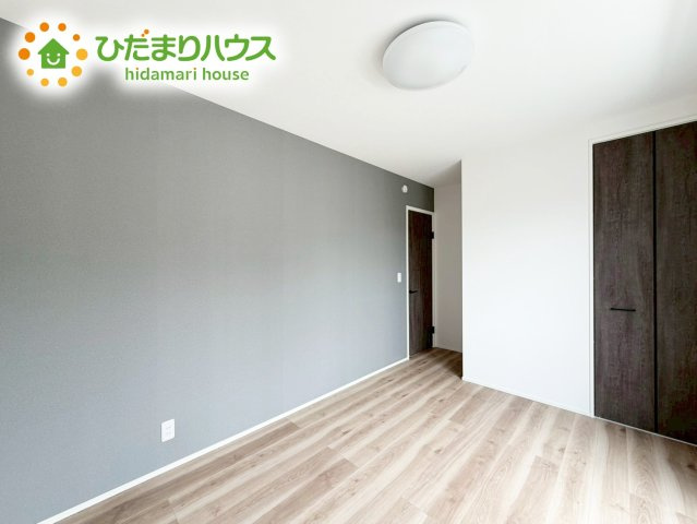 清々しい朝陽が差し込む寝室は、開放感たっぷりで心をリフレッシュしてくれる特別な住空間。家具の配置を自由に楽しむことで、自分だけの快適な居場所を作り出せます！
