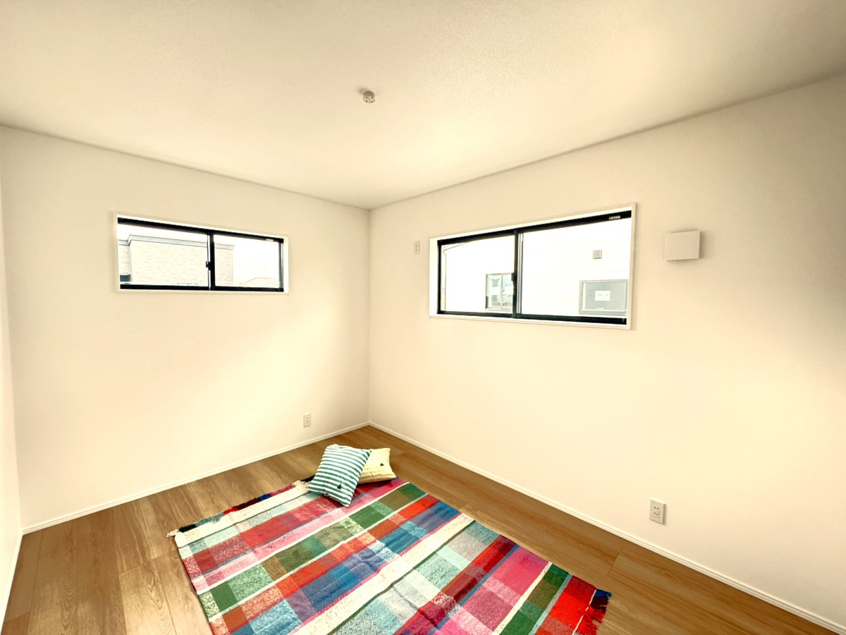 寝室以外にも洋室が2部屋あるから、家族構成やライフスタイルの変化に合わせて柔軟に活用できます。