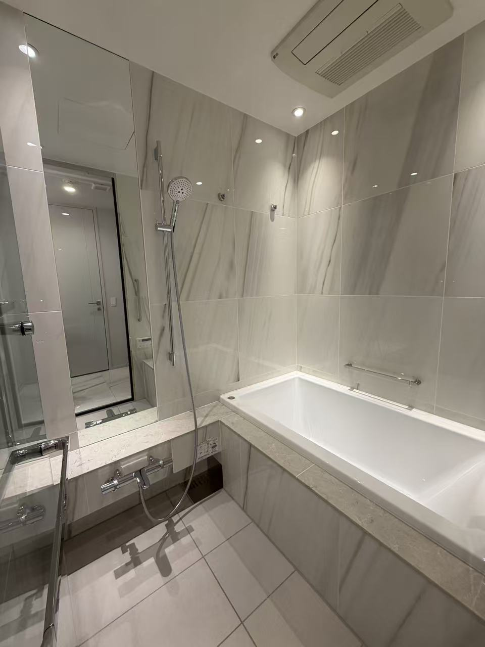 大理石調のバスルーム