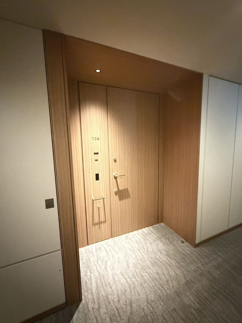 ホテルライクな内廊下の玄関
