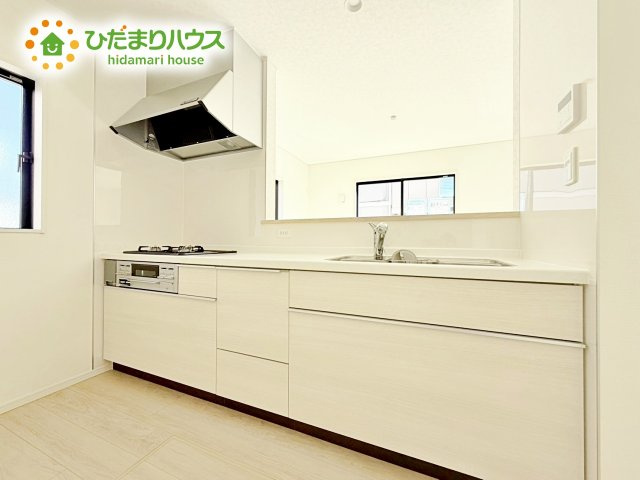 広々として使い勝手のよい明るく開放的なキッチン