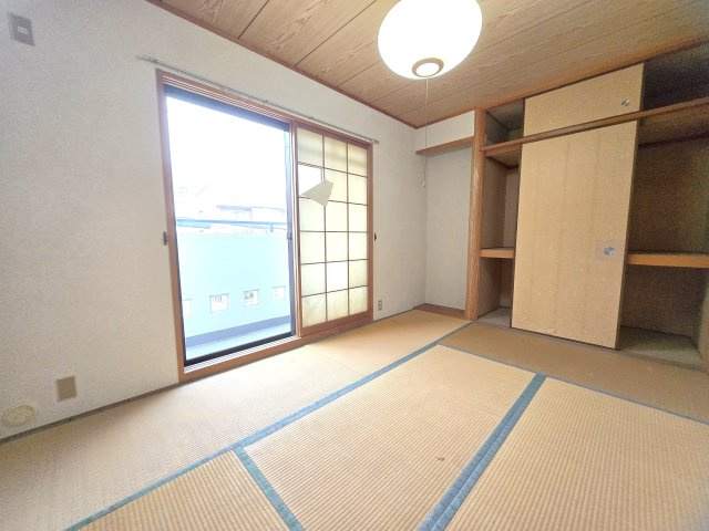 中側（6畳）東向きの和室になります！