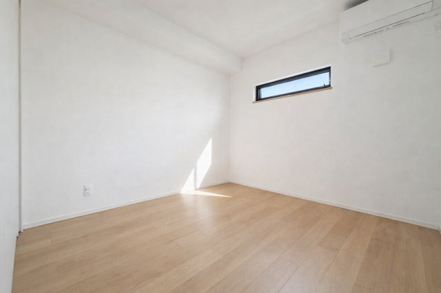 ◆室内はいつも明るい印象なので気持ちの良い朝を迎えられます。各部屋にはクローゼットを完備しており、収納が多いお家はすっきりして快適空間です。