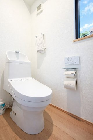 ◆清潔感のある白を基調とした落ち着ける空間。小窓をもうけていますので、こもりやすい空気の入れ替えも簡単に行えますね！