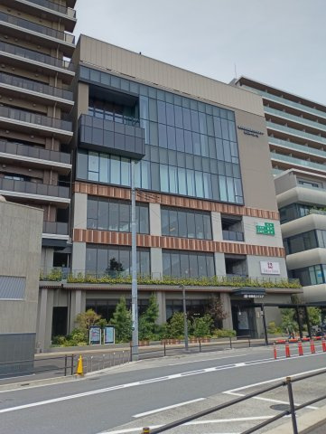 隣接する横浜市港北区民文化センター