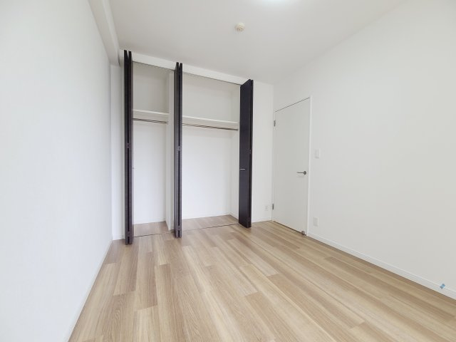 〇ワイドクローゼット付の広い居室。バランスよく配置された窓から緩やかな陽が射しこんできます。