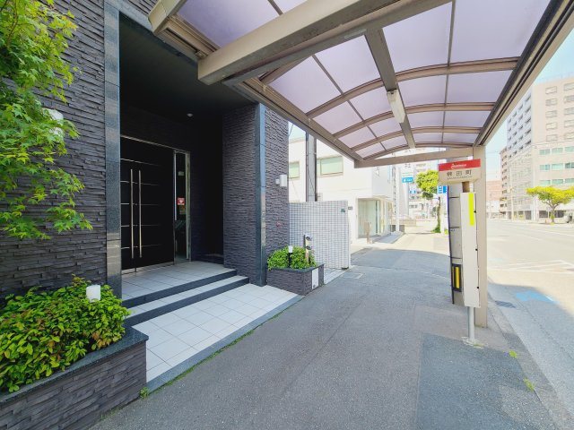 〇エントランス前に榊田町バス停があり、博多駅まで便利です。