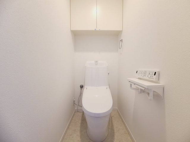 【新品】リフォーム済みのトイレは快適な温水洗浄便座付です。清潔感のあるホワイトで統一しました。