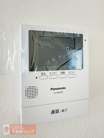 モニター付きインターホンです。玄関まで行かずに訪問者の姿を確認できるだけでなく、防犯にもつながるとても便利なアイテムですね。