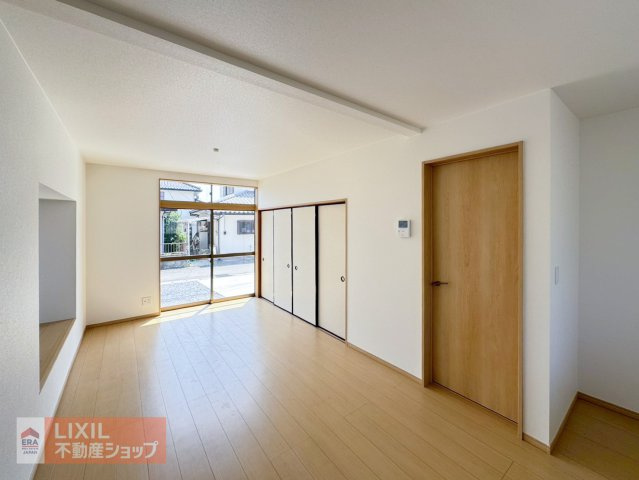 大きな窓から射し込むあたたかな陽光とナチュラルな木目の床やクロスがやわらかな雰囲気のダイニングルームです。“暮らし”を想像してみてください。