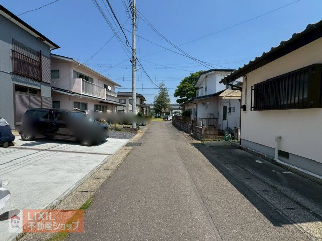 前面道路の現地完成写真です。ゆとりのある道幅や楽々駐車など、現地でご確認ください。