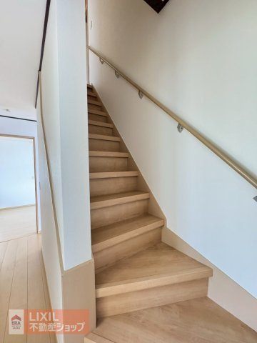 階段は手すり付き・折り返し設計。安全性の確保はもちろんのこと、住む人にとって上りやすく不便を感じない造りです。