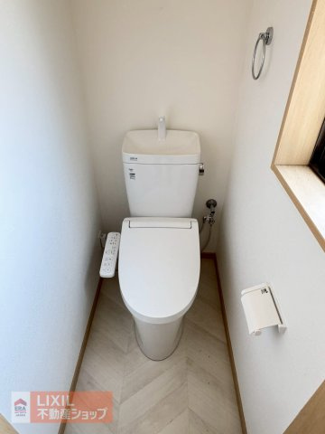 細かな温度調節ができ、清潔・快適に使用できる温水洗浄機能付トイレを採用しています。