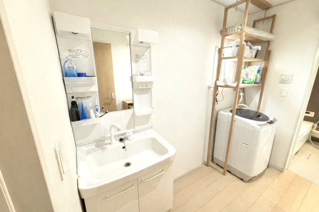 洗面台には収納付きの三面鏡を採用し身支度や整理整頓がしやすい設計。洗濯機置き場の上には小窓があり自然光が入り換気も良好です。湿気がこもりにくく洗面室全体を清潔に保てます。毎日の家事を快適にサポート。