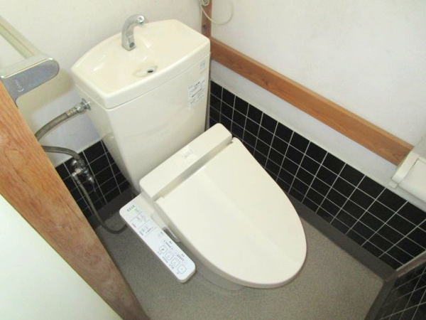 【高山市三福寺町の中古戸建てのトイレ】