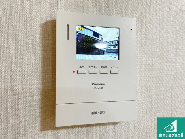 カラーモニターインターホン！声だけでなく来訪者の姿や顔がモニターで確認できるので、小さなお子様がいらっしゃるご家庭でも安心できます！