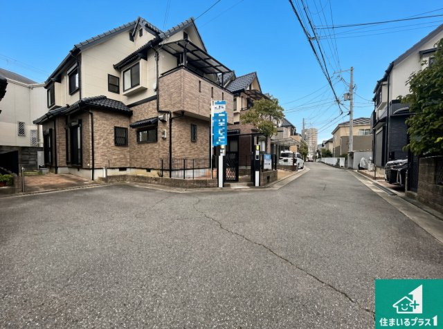 周辺は閑静な住宅街！前面道路広々で車の出し入れも便利です。駐車が苦手な方でも安心して車庫入れできます！