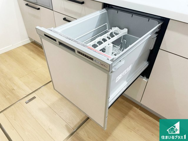 食事後の一仕事、食器洗いをボタン一つでお任せできちゃいます！場所を取らないビルトイン式なので、お料理スペースもしっかり確保！