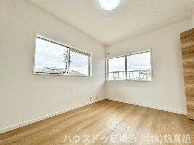 2階（東側）洋室　約6帖　南東向き＆二面採光で明るく風通し◎クローゼット収納ございます！