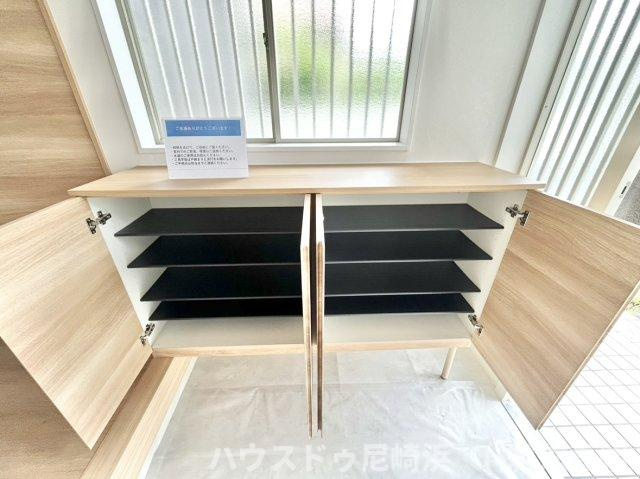 大容量のシューズボックス完備で来客時も安心！靴をすっきりと収納でき、玄関が広く清潔に保てます♪