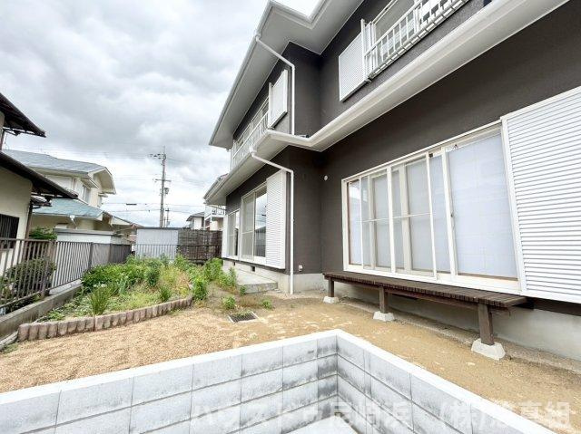 和室から縁側に繋がり、広いお庭が広がります♪お子様の遊び場やガーデニングなど自由にプランニング可能！