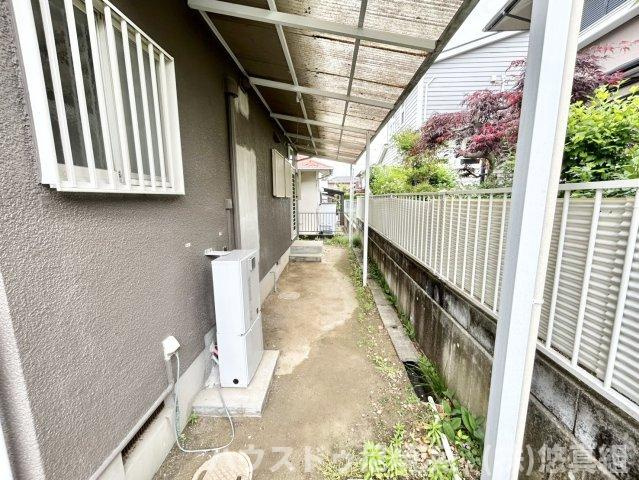 キッチン横勝手口から面倒なゴミ出しや買い出しの際の荷物入れも時短出来ます♪