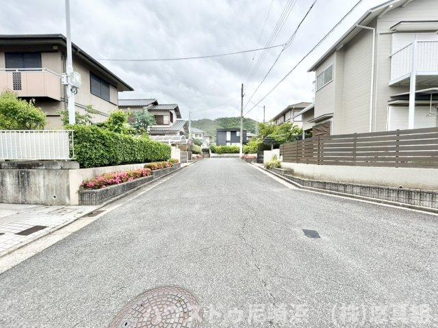 前面道路広々6.2ｍあり、車の出し入れもスムーズ！通勤時、来客時も安心です。