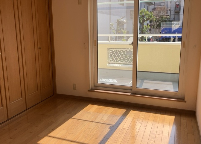 洋室のメリットは重い家具が置きやすく、身の回りが整理しやすいことです。　床がフローリングのため畳とは異なり凹みにくいです。　クローゼットなど収納が豊富で、普段使わない旅行カバンや服の整頓も簡単にです。