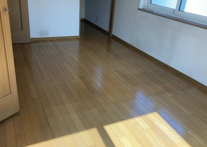 寝室でゆっくりと過ごすためにはベッド周りの適度な空間を担保することや窓の位置、照明の明るさ、寝室の広さなどを考える必要があります。自身や家族の構成とライフスタイルに併せて寝室にする部屋を選びましょう！