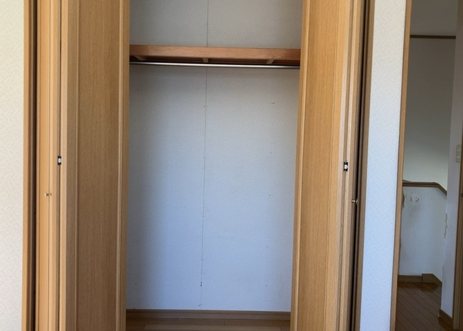 デザイン性を重視しすぎて収納が少なかった！なんてことにならないため、事前に現地で収納の数を確認しておくことをお勧めします。クローゼット以外にも床下収納や屋根裏収納、パントリーなどもチェックしましょう。