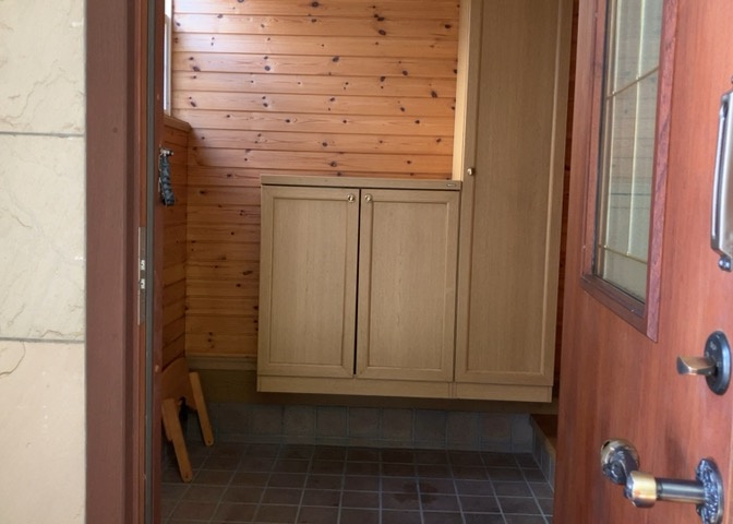 玄関は家の顔でもあり、家族以外の目にも止まる場所です。玄関は外との間を仕切る扉、靴などをしまっておく収納スペース、靴脱ぎのたたきスペース、来客とのやり取りをするドアホンなど複数のアイテムからなります。