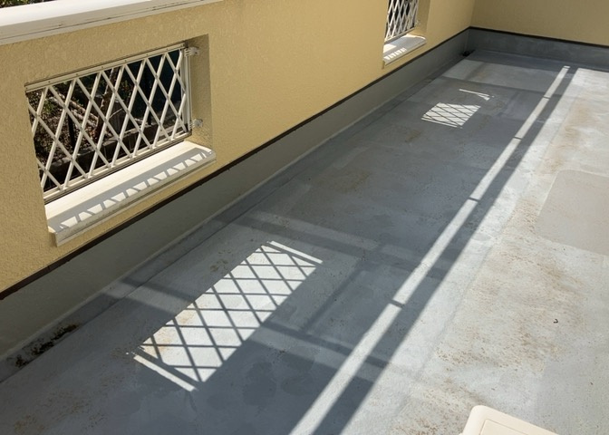 バルコニーは、室外の専用スペースのうち、「屋根がなく開放された空間」であるものを指します。ベランダより広いタイプのものが多く、日当たりもよいため家庭菜園などを楽しみたい人にとって適した環境となります。