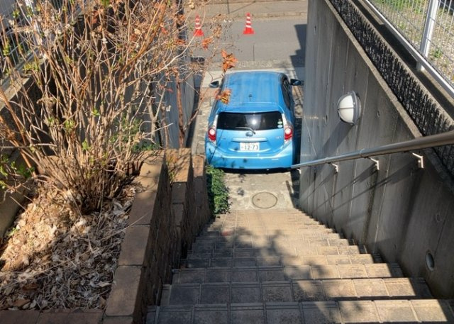 駐車場と明記されていても、最小スペースでつくられた駐車場だと大型車は駐車できなかったり、出入りしにくくなったりする可能性があります。お車のサイズと購入したい物件の駐車場のサイズを現地で確認しましょう。