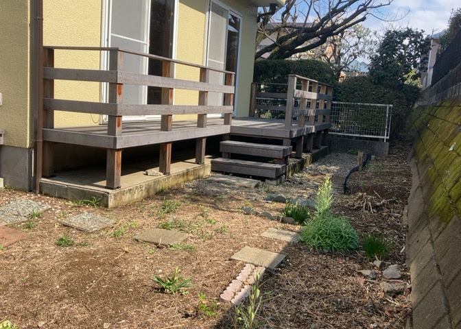 庭があることでガーデニングや家庭菜園はもちろん、こどもの遊び場やペットを放して遊ぶことができます。また、家の周囲に余裕があるということです。隣地との間があれば、十分な日当たりと、風通しが確保できます。