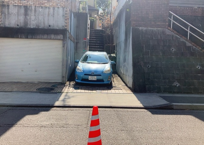 住宅用の土地では前面道路に2m以上接していなければならないと法律で定められています。しかし、お持ちの車のサイズやライフスタイルなどにより、2mでは利便が悪い場合もございますので、事前に確認しましょう。