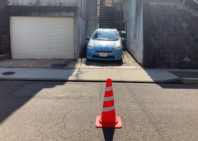 お持ちの車種によっては前面道路が広い方が便利でしょう。しかし、前面道路が広ければその分交通量が多くなるため、騒音などが気になる場合があります。実際に現地を見学し、周辺交通量や騒音などを確認しましょう！