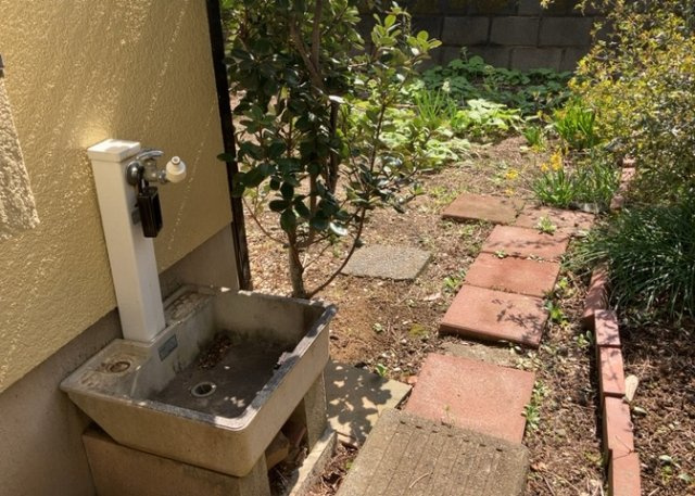 敷地内に散水栓や立水栓があると便利です。水道水を直接利用できるため、水を運ぶ手間を省くことが出来ます。大量の水を必要とする洗車作業や清掃などに役立ちます。その他設備とあわせて、現地でご確認ください。