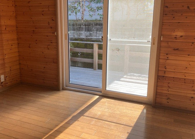 ダイニングは、食事や家族の団らんスペースとしてだけではなく、ほかの用途としても使用することができます。ダイニングテーブルを置き、食事のためのスペースを作ることでリビングとの差別化を図ることができます。