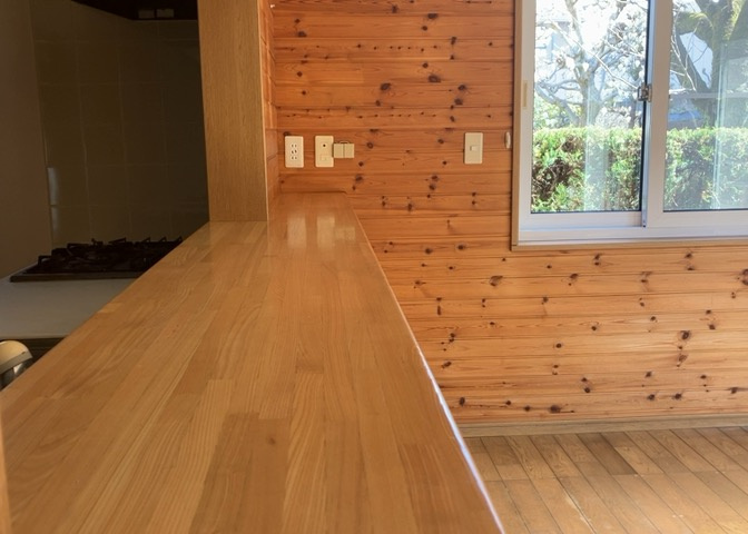 DKの物件でも広く見せたい方は、ダイニングスペースを広く使えるように工夫しましょう。低めのダイニングソファを置くと、家具の圧迫感が減り、広く見せることができ、ダイニングをリビングのように使用できます！