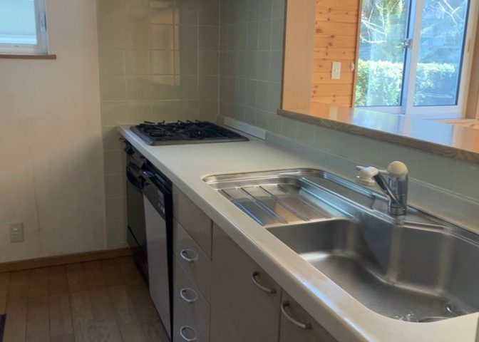 ダイニングとキッチンの間を扉や壁などで仕切らず、一体化させた間取りです。キッチンカウンターがついている物件ならば、食事をキッチンカウンターで取ることで、ダイニングスペースをリビングとして使用できます。