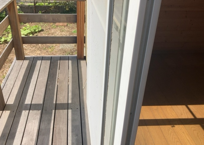 サッシは、ガラス窓に使用される金属製の窓枠です。一般的に住宅建築では、金属製建具工事の段階でガラス類・玄関などと同時に設置されます。種類や構造により断熱性能や遮音性能が異なるので現地でご確認ください。