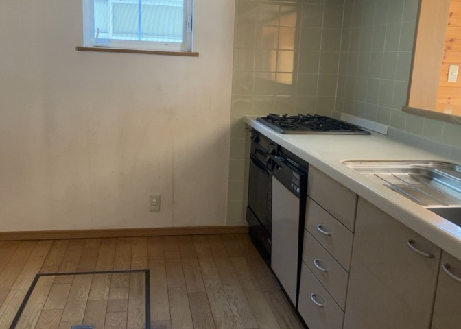 標準的なシステムキッチンの横幅は、165cm～300cm程度です。2100・2400・2550・2700などミリ単位で表記されます。普段どのように料理をするのかを想定しながら合ったサイズを選びましょう