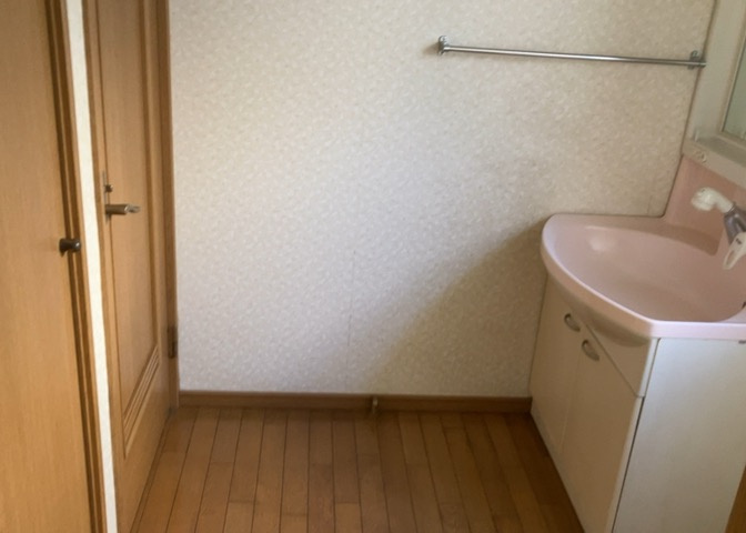 多くの戸建て住宅で見かける洗面脱衣所は、洗面台と洗濯機が2畳ほどのスペースに並べられていて、洗面所が脱衣所を兼ね備えている間取りが一般的です。お客様が利用することもある、パブリックな空間でもあります。