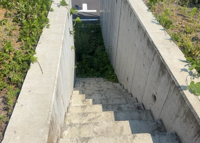 土地の前の道路に消火栓が設置されていることがあります。この場合、道路交通法第45条第1項により、駐車禁止の場所が指定されています。そのため、車庫などの駐車スペースをつくることができない場合があります。