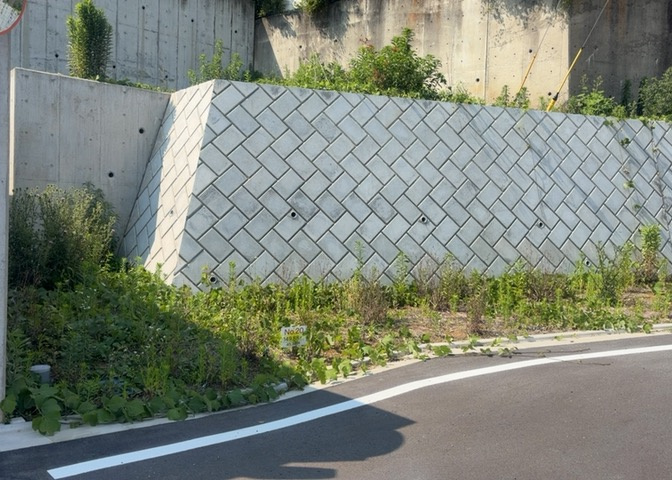 物件の詳細については、現地を見てわかること以外に、役所や法務局などで調べないとわからないことがあります。そのため、現地に行く場合は、もしこの物件を買ったらどのような生活ができるかをイメージしましょう。