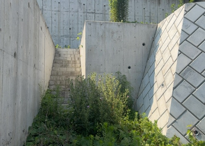 家を建てる前提で土地を探している場合、地盤の丈夫さは譲れない条件の一つです。地盤が脆弱だと追加工事が必要となります。また、過去に地盤沈下や液状化現象を起こした土地は、できるだけ避けた方がいいでしょう。