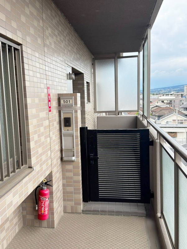 ポーチ付きで、外部からの視線に配慮された設計です！