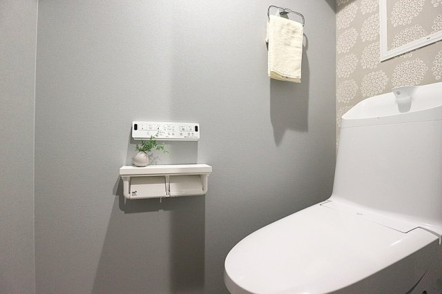 温水洗浄便座付トイレは温水洗浄機能により、暖かい水でおしりを洗浄することができ、冷たい水を使う従来の便座に比べ、温水洗浄機能で暖かいトイレを提供し、快適な使用を可能にします。